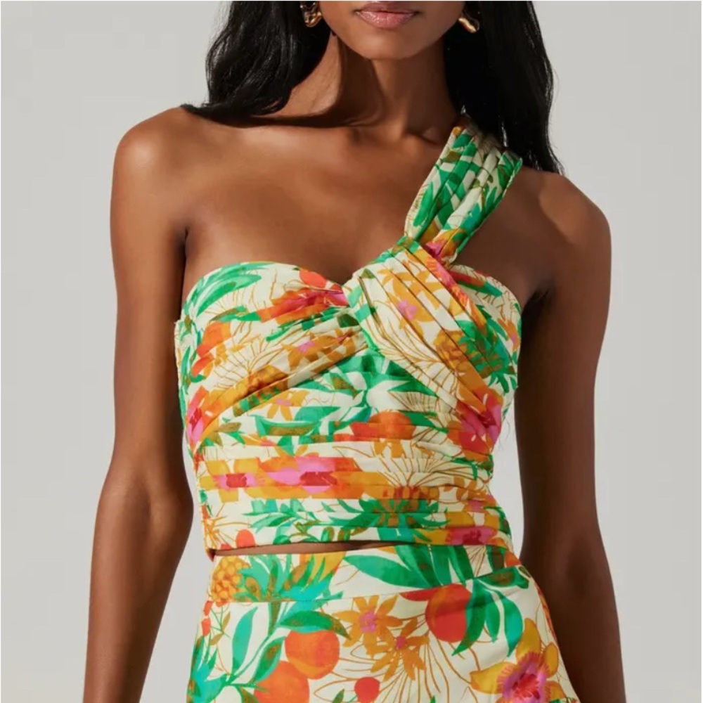 Astr The Label Daya Floral Print Asymmetric Top